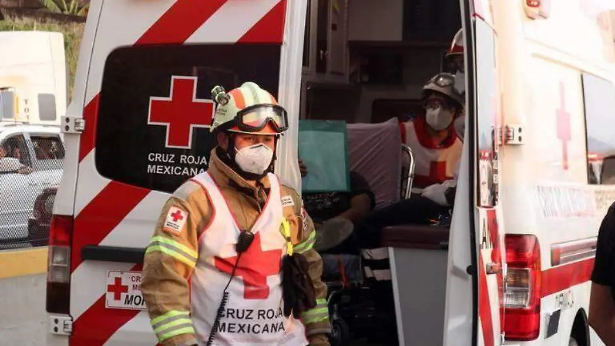 Ambulancia y elementos de la Cruz Roja en el lugar de los hechos